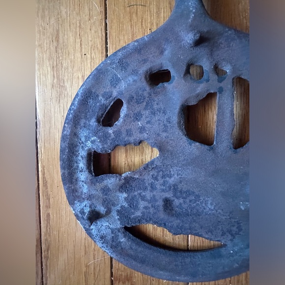 Vermont Castings Randolph VT 1978 Cast Iron Hot Pot Footed Trivet NEEDS REPAINT - Picture 4 of 6